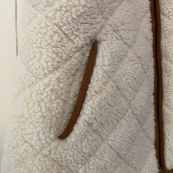 Quilted Fleece Sherpa Vest - Picture 2 of 7